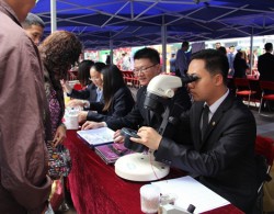 广州市三大珠宝鉴定中心开展活动，为市民讲解珠宝知识