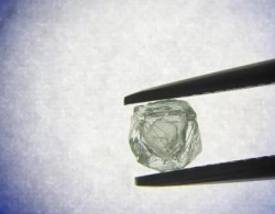 俄罗斯首次发现一颗-套娃钻石-，为全球首例